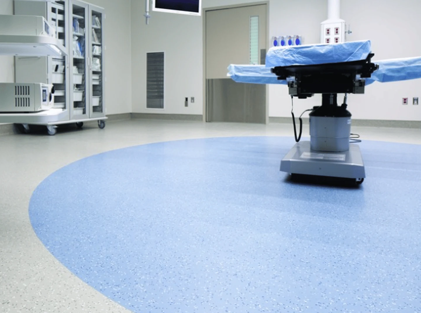 Piso de un área industrial con recubrimiento para control electrostático