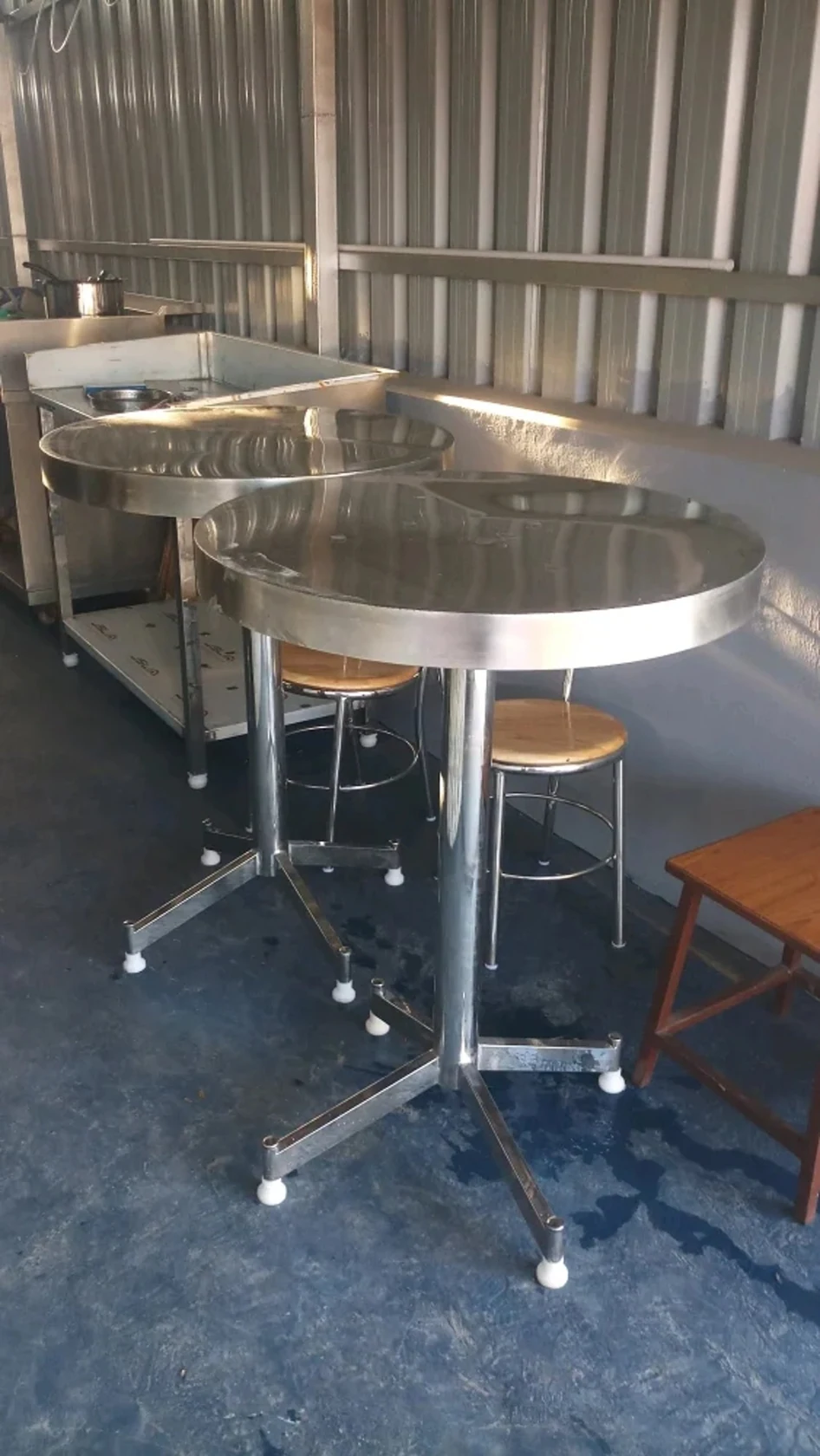 Mobiliario y fabricación en acero · 1