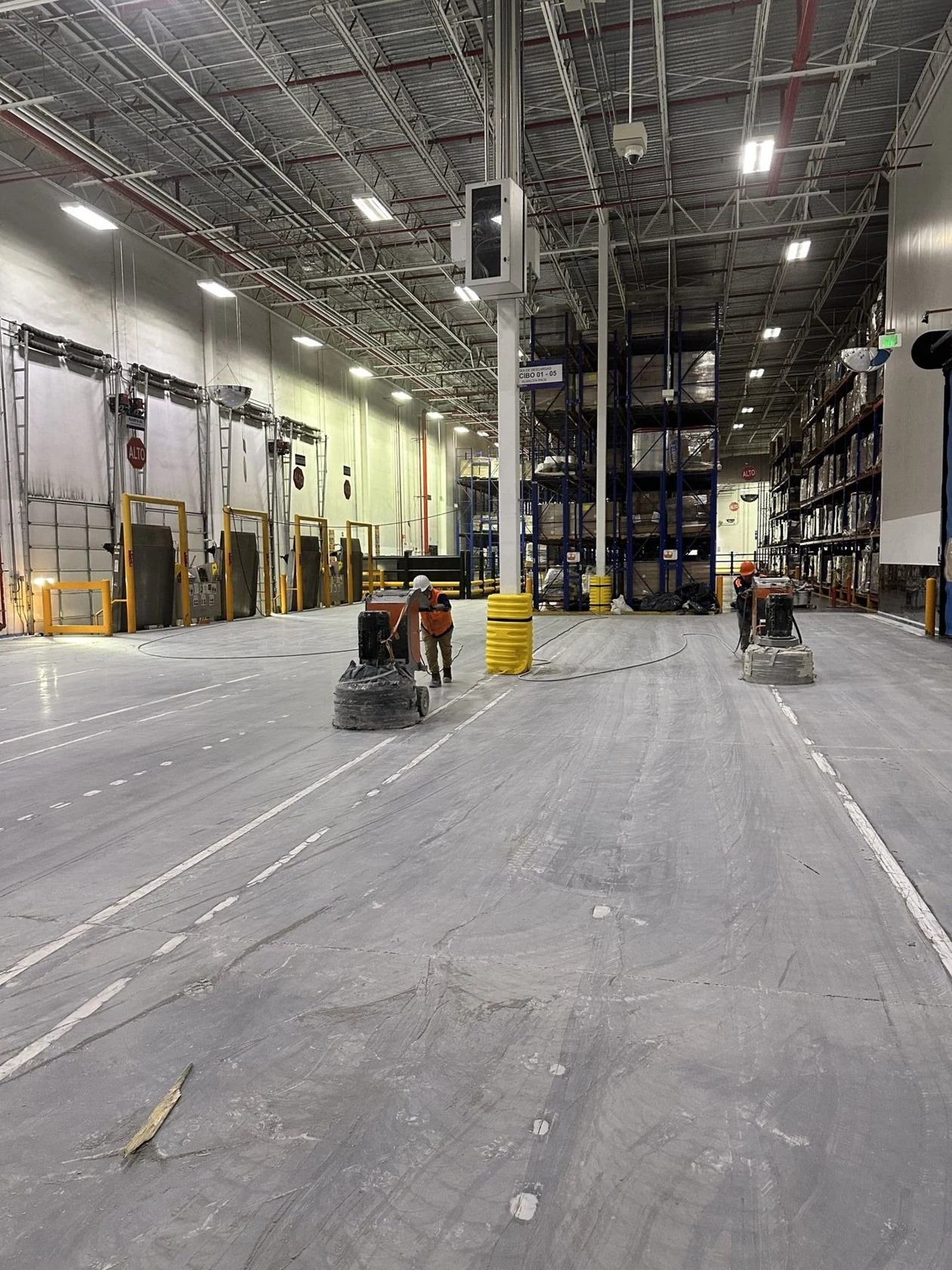 Trabajadores realizando desbaste y pulido de un piso industrial