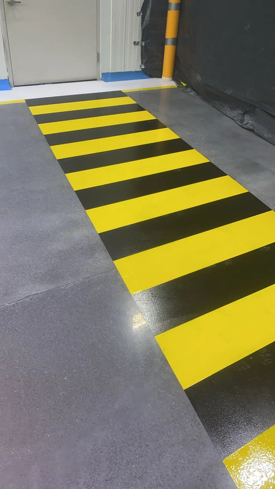 Recorridos que se distinguen en un piso industrial